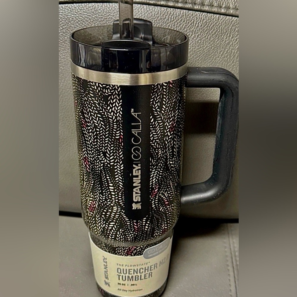 STANLEY Quencher H2.0 Tumbler with Leaf Design